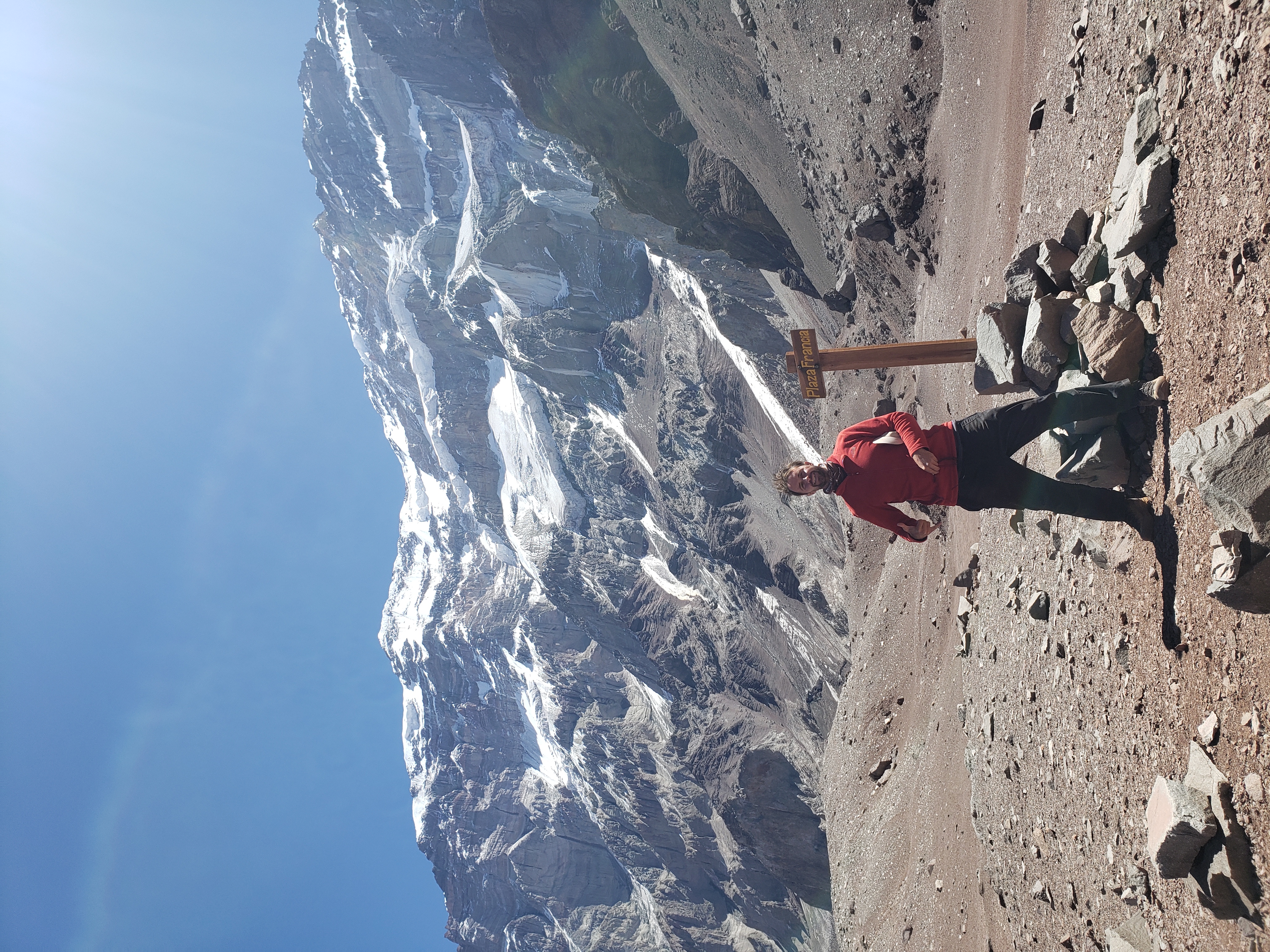 Luciano en Plaza Francia, Aconcagua, con la Pared Sur de fondo