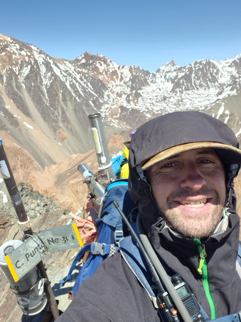 Luciano Paolo Russo en la cumbre de Aconcagua, simbolizando el desafío.