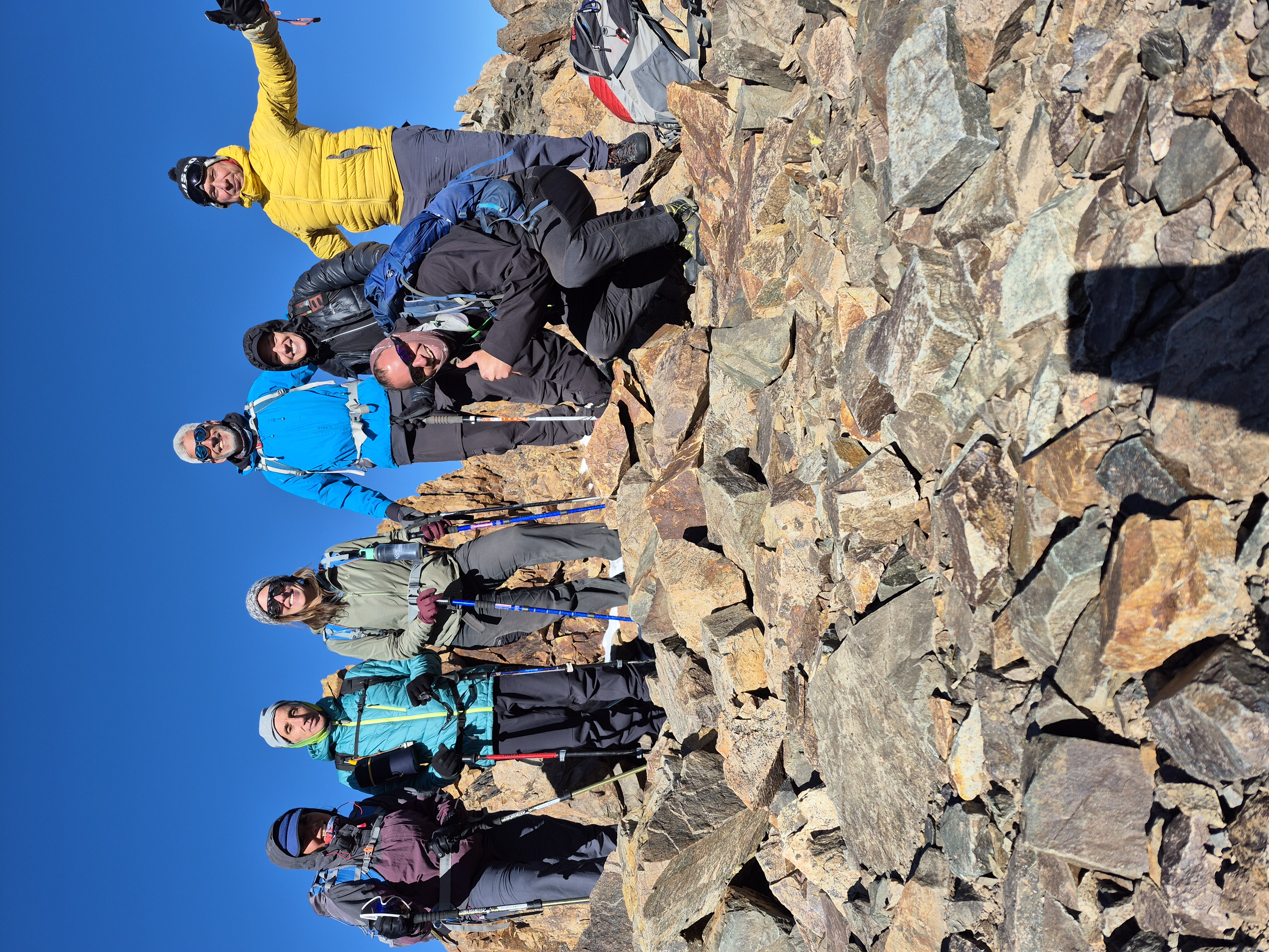 Equipo Sonderista celebrando en la cumbre