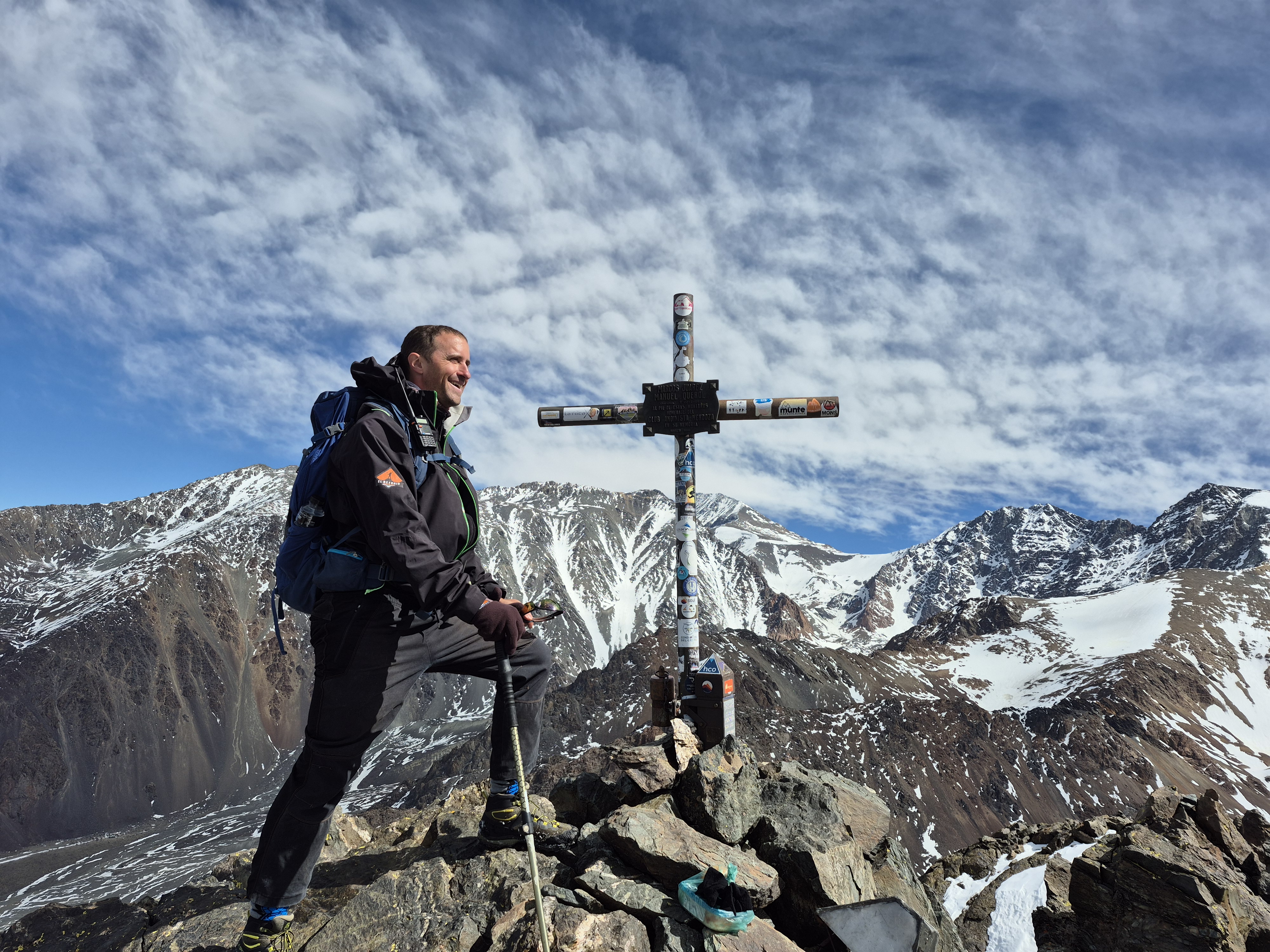 Luciano en una cumbre con una cruz
