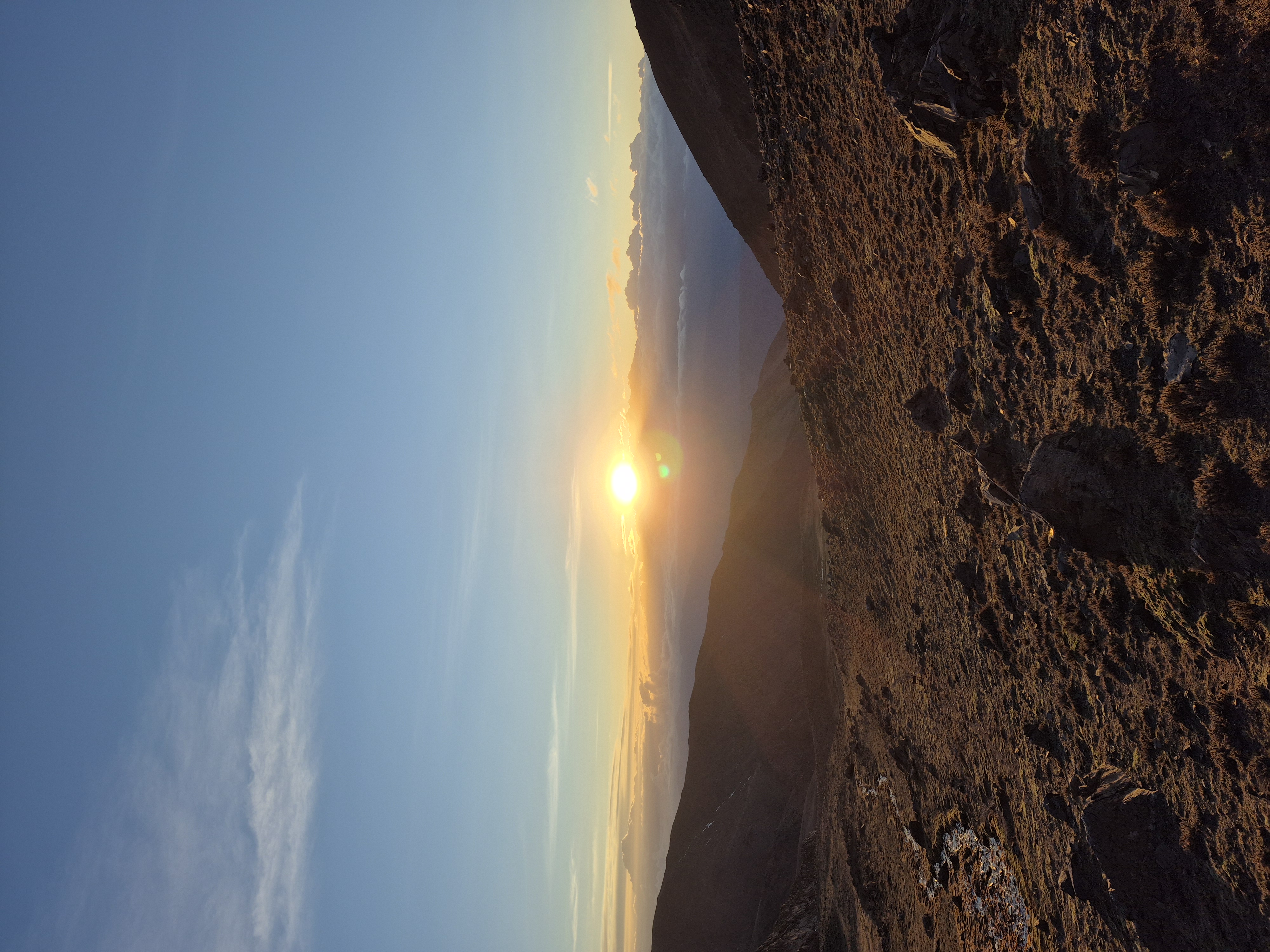 Paisaje de montaña con sol, simbolizando la reflexión