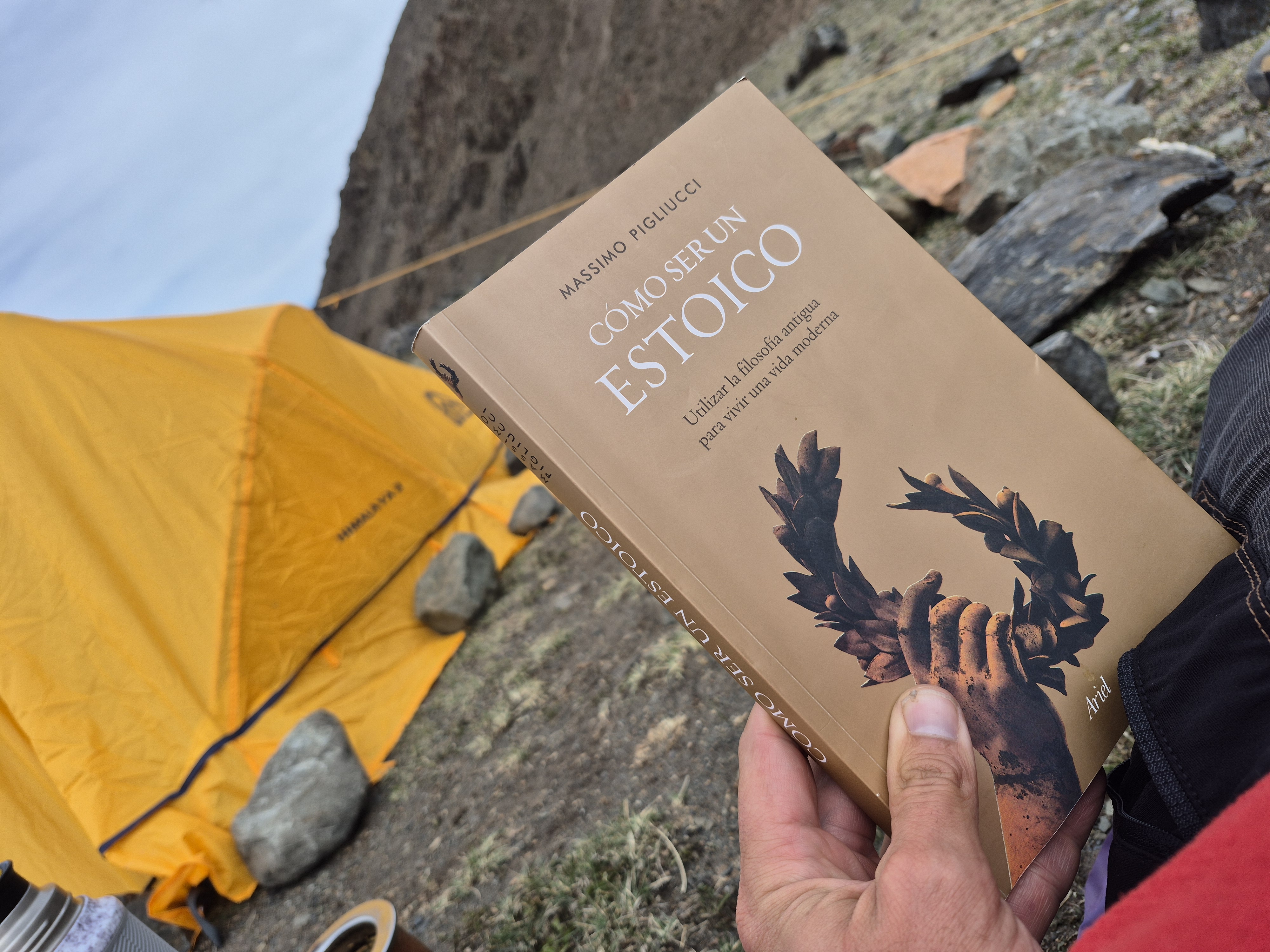 Luciano reflexionando en la montaña, simbolizando la consejería personal.